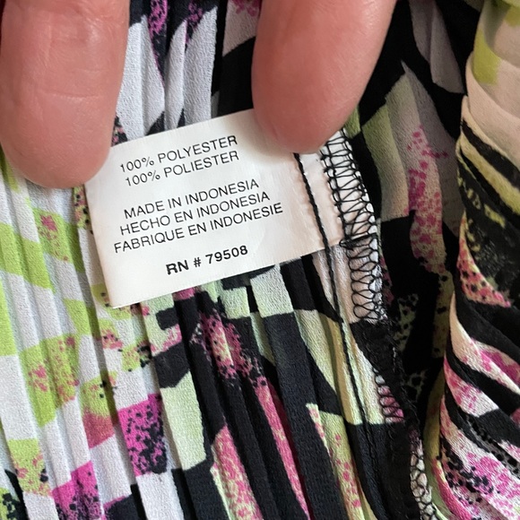 VIOLET & CLAIRE Pleated Blouse - Picture 8 of 12